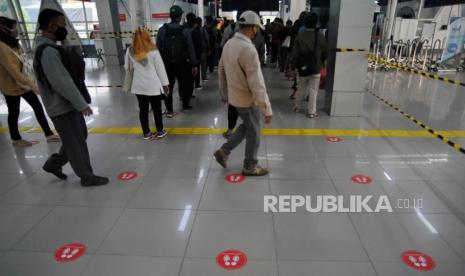 Sejumlah calon penumpang KRL Commuter Line mengantre dengan berdiri sesuai tanda jarak fisik (physical distancing) di Stasiun Bogor, Jawa Barat, Senin (15/6/2020). Penggunaan tanda jarak fisik di Stasiun Bogor tersebut untuk mengatur kepadatan dan membatasi jumlah penumpang dalam upaya mencegah penyebaran COVID-19 sesuai protokol kesehatan yang berlaku di masa transisi Pembatasan Sosial Berskala Besar (PSBB)