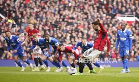 Kapten Manchester United Bruno Fernandes mengeksekusi hadiah penalti saat melawan Everton, di Old Trafford, Sabtu (9/3/2024). 