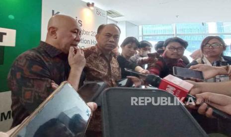 Menteri Koperasi dan UKM Teten Masduki dan Menteri Komunikasi dan Informatika Budi Arie Setiadi menjawab pertanyaan wartawan usai menghadiri UMKM Digital Summit 2023 di Jakarta, Kamis (21/9/2023).