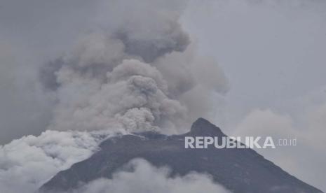 Gunung Lewotobi Laki-laki. PVMBG mengingatkan warga untuk mewaspadai potensi banjir lahar hujan dari Gunung Lewotobi Laki-laki, Flores Timur, Nusa Tenggara Timur (NTT).