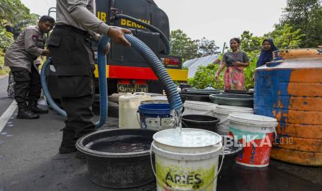 Ilustrasi warga terdampak kekeringan mendapatkan bantuan air bersih. 