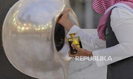 Masjidil Haram Makkah Sambut Jamaah Haji Terbatas. Foto: Hajar Aswad yang terletak di sudut timur Kabah disiapkan sebelum jamaah haji mulai melakukan thawaf di Masjidil Haram.