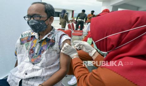 Warga mengikuti vaksinasi COVID-19 dosis ketiga kepada pegawai Pemkot Bandar Lampung saat pencanangan vaksinasi Booster COVID-19 di Kantor Pemkot Bandar Lampung, Lampung, Selasa (18/1/2022). Dinas Kesehatan Lampung mencatat 632 tambahan kasus positif Covid-19 yang berasal dari 15 kabupaten dan kota di provinsi itu.