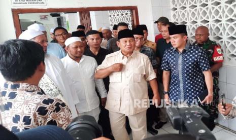 Capres pemenang Pilpres 2024 versi quick count, Prabowo Subianto saat menziarahi makam Habib Ali Kwitang di Masjid Al Riyadh, Kwitang, Jakarta Pusat, Jumat (16/2/2024) siang. 