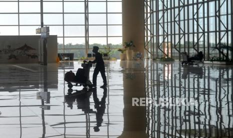 Pemudik di terminal keberangkatan Bandara Internasional Yogyakarta (YIA), Kulonprogo, Yogyakarta, Sabtu (30/4/2022). Pada H-2 lebaran, tidak ada kepadatan penumpang di Bandara YIA. Bandara YIA hingga Jumat (29/4/2022) sudah memberangkatkan 45.512 pemudik. 