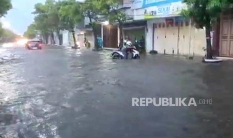 Banjir mengepung sejumlah ruas jalan raya di wilayah Indramayu. Sungai Cimanuk meluap akibatkan tujuh kecamatan di Indramayu Jabar dilanda banjir.