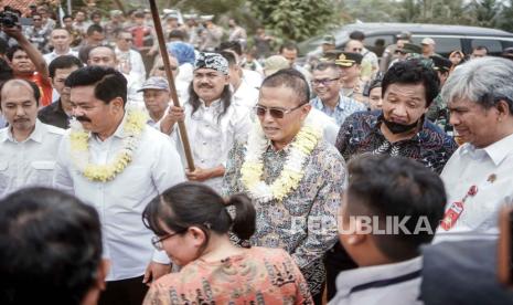 Menteri ATR/BPN Hadi Tjahjanto bersama Bupati Ciamis Herdiat Sunarya menyerahkan sertifikat redistribusi tanah kepada masyarakat di Desa Muktisari, Kecamatan Cipaku, Kabupaten Ciamis, Kamis (12/10/2023). 