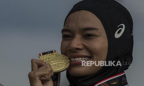 Pelari Sumatera Utara Agustina Mardika berpose usai pengalungan medali Lari 800 meter Putri PON Papua di Stadion Atletik Mimika Sport Center, Kabupaten Mimika, Papua, Rabu (13/10/2021). Agustina meraih medali emas, sementara pelari Jawa Tengah Bektiningsih meraih medali perak dan pelari Bali Ni Ketut Cita meraih medali perunggu.