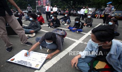 Polisi mendata identitas diri siswa sekolah yang terjaring petugas saat akan melakukan tawuran antarpelajar (ilustrasi).