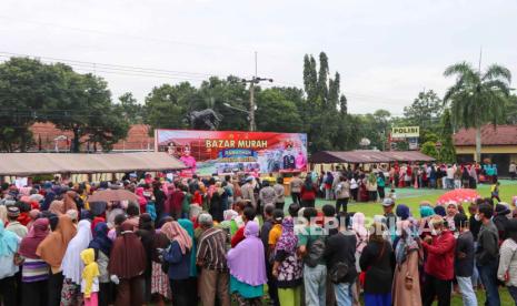 Masyarakat menghadiri Bazar Murah Ramadhan yang digelar di Markas Polresta Cirebon, Jawa Barat, Jumat (31/3/2023). 