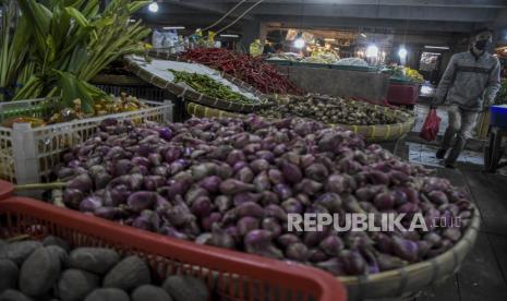 Warga berjalan di dekat kios sayuran di Pasar Kosambi, Kota Bandung, Rabu (21/12/2022). Pengamat ekonomi Handi Risza Idris dari Universitas Paramadina menyarankan perlunya manajemen pengendalian harga pangan selama Bulan Ramadhan.