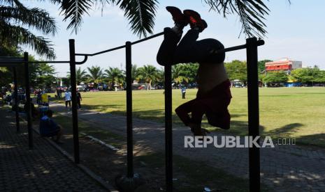 Warga berolahraga di kawasan Lapangan Gulun, Kota Madiun, Jawa Timur, Minggu (19/9/2021). Berdasarkan Asesmen Situasi COVID-19 Kemenkes, Jawa Timur menjadi provinsi pertama dan satu-satunya yang masuk pada status Pemberlakuan Pembatasan Kegiatan Masyarakat (PPKM) Level 1 di Indonesia. 