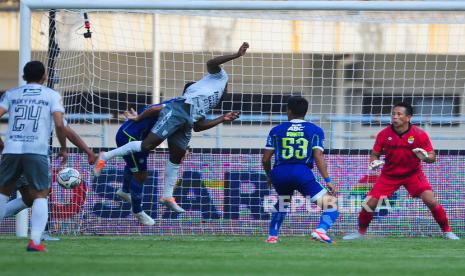 Striker Bali United Privat Mbarga mencetak gol ke gawang Persib Bandung pada laga Liga Indonesia antara Persib Bandung melawan Bali United di Stadion GBLA, Bandung, Selasa (23/8/2022).Laga berakhir dengan skor 3-2 bagi kemenangan tim tamu.