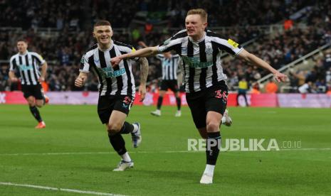 Pemain Newcastle Sean Longstaff  melakukan selebrasi usai melakukan gol dalam pertandingan sepak bola Semi Final Carabao Cup 2022/2023 di St. James