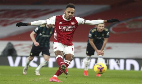  Pierre-Emerick Aubameyang dari Arsenal mencetak gol penalti 2-0 pada pertandingan sepak bola Liga Premier Inggris antara Arsenal FC dan Leeds United di London, Inggris, Ahad (14/2) malam WIB.