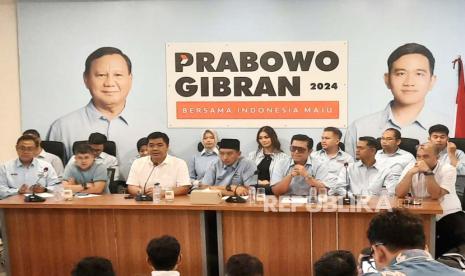 Komandan Fanta (Pemilih Muda) TKN Prabowo-Gibran, Arief Rosyid Hasan (tengah, berpeci hitam) saat konferensi pers di Media Center TKN, Jakarta Selatan, Kamis (21/12/2023). 