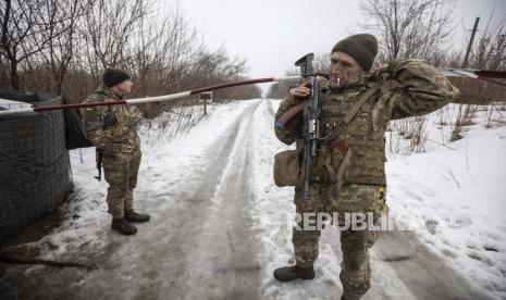 Prajurit Ukraina menjaga pos pemeriksaan di garis pemisahan di wilayah Luhansk, di Luhansk, Ukraina, Kamis, 3 Februari 2022. Ketika AS dan NATO menolak tuntutan keamanan Kremlin atas Ukraina pekan lalu, kekhawatiran akan serangan Rusia yang akan segera terjadi. tetangganya melonjak. Krisis Ukraina, Inggris Siapkan 1.000 Tentara