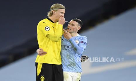 Phil Foden (Kanan) dari Manchester City dan Erling Haaland dari Dortmund mengobrol setelah perempatfinal Liga Champions UEFA, pertandingan sepak bola leg pertama antara Manchester City dan Borussia Dortmund di Manchester, Inggris, beberapa waktu lalu.