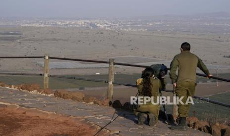  Tentara Israel mengamati Al Qunaitra, Suriah, di seberang perbatasan dari Gunung Bental di Dataran Tinggi Golan yang dikuasai Israel, Kamis, 19 November 2020, sebelum kunjungan Menteri Luar Negeri Mike Pompeo dan Menteri Luar Negeri Israel Gabi Ashkenazi.