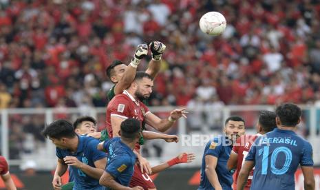 Pemain timnas Indonesia Jordi Amat melakukan duel udara dengan penjaga gawang Thailand dalam laga Piala AFF 2022 di Stadion Gelora Bung Karno, Jakarta, Kamis (29/12/2022). Pada pertandingan itu Indonesia ditahan imbang Thailand dengan skor 1-1.