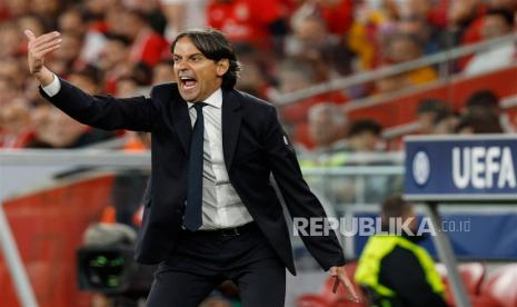 Pelatih Inter Milan Simone Inzaghi bereaksi sepanjang perempat final UEFA Liga Champions antara Benfica dan Inter Milan di Luz Stadium, Lisbon, Portugal, 11 April 2023. Inter menang 2-0 di laga itu.