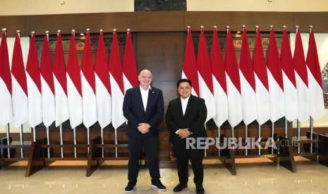 Ketua PSSI Erick Thohir menyambut kedatangan Presiden FIFA Gianni Infantino di Jakarta, Kamis (9/11/2023). Presiden Fifa Gianni Infantino akan menghadiri sejumlah agenda kegiatan di Jakarta, salah satunya bertemu dengan Presiden Joko Widodo. 