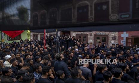 Muslim Syiah Kashmir berduka saat mereka berpartisipasi dalam prosesi Muharram di pedalaman danau Dal, pinggiran Srinagar, Kashmir yang dikuasai India, Kashmir yang dikuasai India, Senin, 8 Agustus 2022. Muharram adalah bulan berkabung untuk mengenang kemartiran Imam Husein, cucu Nabi Muhammad. Pertemuan Muslim di Kashmir Dibubarkan, Puluhan Orang Ditahan