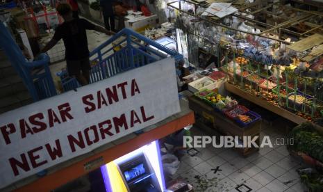 Kasus Positif Covid-19 Jakarta Bertambah 195 Hari Ini. Seorang pedagang yang memasang pembatas kios menggunakan plastik melayani pembeli di Pasar Santa Jakarta, Kamis (25/6/2020). Pemerintah mengingatkan dan mengajak masyarakat untuk terus disiplin menjalankan protokol kesehatan guna memutus penyebaran COVID-19 dimana berdasarkan data Gugus Tugas Percepatan Penanganan COVID-19 jumlah kasus positif di Indonesia mencapai 50.187 kasus atau tertinggi di Asia Tenggara. 