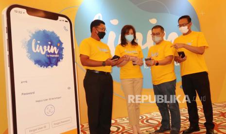 Direktur Utama Bank Mandiri Darmawan Junaidi, Wakil Direktur Utama Bank Mandiri Alexandra Askandar, Direktur Teknologi Informasi Bank Mandiri Rico Usthavia Frans dan Direktur Jaringan & Retail Banking Bank Mandiri Aquarius Rudianto (kiri-kanan) berbincang-bincang saat memperkenalkan Livin’ by Mandiri di Jakarta, Senin (8/3). Melanjutkan transformasi layanan perbankan digital Bank Mandiri, Livin’ by Mandiri diperkenalkan sebagai pengganti nama aplikasi Mandiri Online yang akan disempurnakan dengan berbagai kemudahan bagi nasabah dalam mengakses layanan perbankan perseroan di era bank 4.0. Nama Livin’ by Mandiri sendiri mengandung makna kawan atau sahabat dekat yang dapat diandalkan untuk hidup yang lebih mudah dan bahagia. Foto: darmawan/republika.