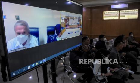 Layar yang menampilkan terdakwa Hakim Agung nonaktif Sudrajad Dimyati saat sidang kasus dugaan suap penanganan perkara di Mahkamah Agung (MA) yang digelar secara daring di Pengadilan Tipikor Bandung, Jalan LLRE Martadinata, Kota Bandung, Provinsi Jawa Barat, Rabu (15/2/2023). (Ilustrasi)