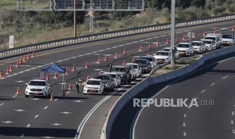 Kosovo Normalisasi Hubungan dengan Israel. Polisi menghentikan kendaraan di blokade jalan di jalan utama selama penguncian penuh di Yerusalem, Israel, 08 Januari 2021. Meskipun Israel adalah salah satu negara pertama yang menerima vaksin dan sejauh ini telah memvaksinasi satu setengah juta warganya, tingkat Infeksi virus ini meningkat secara drastis dan Israel memasuki penutupan penuh dalam dua minggu.