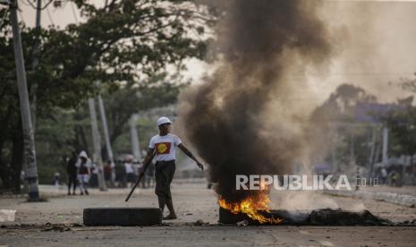 Para pengunjuk rasa bereaksi selama protes terhadap kudeta militer di Kotapraja Hlaingthaya (Hlaing Tharyar), pinggiran Yangon, Myanmar, Ahad (14/3). Protes anti-kudeta terus berlanjut meskipun tindakan keras yang dilakukan oleh pasukan keamanan semakin intensif terhadap demonstran.