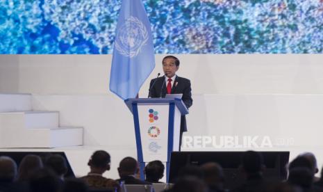 Presiden Joko Widodo menyampaikan sambutan saat membuka Global Platform for Disaster Risk Reduction (GPDRR) 2022 di BNDCC, Nusa Dua, Bali, Rabu (25/5/2022). Presiden Jokowi mengunjungi pameran Rumah Resiliensi Indonesia di Bali Collection Nusa Dua. Wakil Ketua Muhammadiyah Disaster Management Center (MDMC), Rahmawati Husein, memandu Jokowi mengunjungi stan pameran sejak dari gerbang.