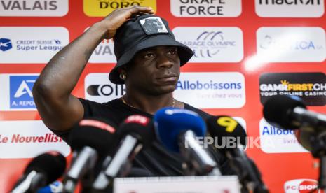  Mario Balotelli ingin kembali membela AC Milan.