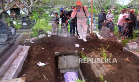 Tim TRC Kota Yogyakarta menyemprot disinfektan lokasi pemakaman jenazah dengan protokol kesehatan Covid-19 di Makam Jati Terban, Yogyakarta, Jumat (18/2/2022). Kasus kematian pasien Covid-19 di Daerah Istimewa Yogyakarta merangkak naik. Data Dinas Kesehatan (Dinkes) DIY mulai 9 hingga 17 Februari tercatat ada 19 kematian akibat virus Covid-19. Sepekan sebelumnya hanya ada 4 kematian akibat virus Covid-19.