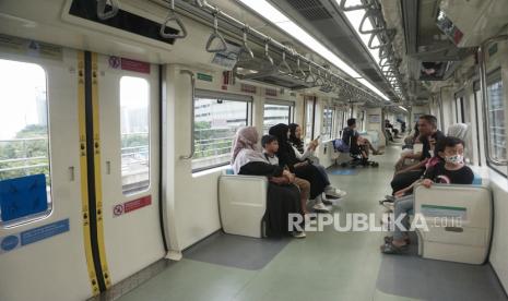 Penumpang berada di rangkaian kereta LRT Jabodebek, Selasa (26/12/2023).