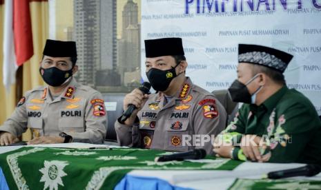 Sekretaris Umum PP Muhammadiyah Abdul Mu’ti (kanan),  Kapolri Jenderal Pol Listyo Sigit Prabowo (tengah) Kadiv Humas Polri Irjen Argo Yuwono (kiri) saat konferensi pers di Kantor PP Muhammadiyah, Jakarta, Jumat (29/1). Kapolri Jenderal Pol Listyo Sigit Prabowo menyambangi kantor PP Muhammadiyah dalam rangka silaturahmi usai dilantik sebagai Kepala Kepolisian Republik Indonesia pada Rabu (27/1). Republika/Thoudy Badai