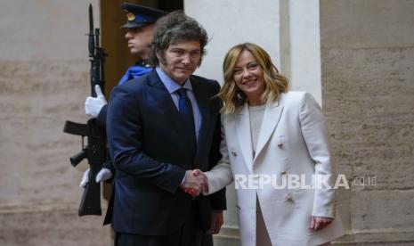 Perdana Menteri Italia Giorgia Meloni, kanan, menyambut Presiden Argentina Javier Milei saat dia tiba di kantor pemerintahan Chigi di Roma, Senin, (12/2/2024).