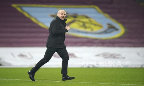 Manajer Burnley Sean Dyche berlari ke tepi lapangan sebelum babak kedua selama pertandingan sepak bola Liga Premier Inggris antara Burnley dan Sheffield United di stadion Turf Moor di Burnley, Inggris, Selasa, 29 Desember 2020. 