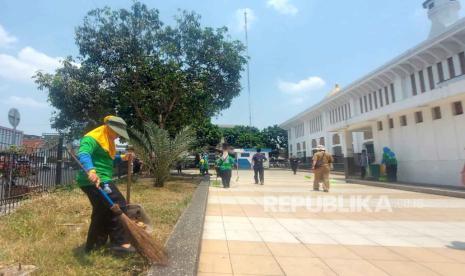 Kegiatan bersih-bersih di halaman Masjid Agung Kota Tasikmalaya, Jawa Barat, Senin (9/10/2023). 