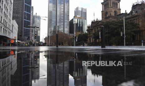 Suasana jalanan yang sepi di kawasan pusat bisnis Sydney, Australia, Selasa (29/6). Lebih dari lima juta orang di Sydney dan sekitarnya telah memberlakukan lockdown selama 14 hari untuk mengurangi penyebaran wabah virus Covid-19. EPA-EFE/MICK TSIKAS AUSTRALIA AND NEW ZEALAND OUTPutra M. Akbar