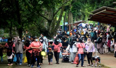 Warga mengunjungi Kebun Binatang Ragunan, Jakarta, Sabtu (25/12). Pemprov DKI Jakarta membuka Taman Impian Jaya Ancol, Taman Mini Indonesia Indah, dan Taman Margasatwa Ragunan, dengan kapasitas pengunjung terbatas maksimal 75 persen mulai pukul 09.00-15.00 WIB saat libur Tahun Baru, 31 Desember 2021 hingga 1 Januari 2022.. Prayogi/Republika.