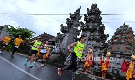 Peserta berlari saat mengikuti nomor kategori maraton. Lari maraton mungkin menjadi salah satu bucket list bagi para pegiat lari. Namun, olahraga yang satu ini perlu persiapan, dedikasi, komitmen, dan kedisiplinan jangka panjang agar mendapatkan hasil lari maraton yang terbaik dan terhindar dari masalah kesehatan, juga cedera.