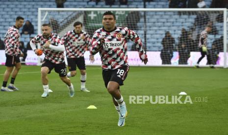 Casemiro dari Manchester United berlatih dengan rekan satu timnya selama pemanasan sebelum pertandingan sepak bola Liga Premier Inggris antara Aston Villa dan Manchester United di Villa Park di Birmingham, Inggris, Ahad, 6 November 2022.