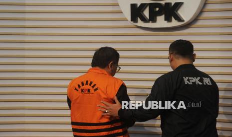 Sekjen PDIP Hasto Kristiyanto menggunakan rompi tahanan KPK usai menjalani pemeriksaan di Gedung Merah Putih KPK, Jakarta, Kamis (20/2/2025). KPK resmi menahan Hasto atas kasus dugaan suap penggantian antarwaktu (PAW) anggota DPR  dan perintangan penyidikan. Hasto ditahan setelah menjalani pemeriksaan kedua sebagai tersangka.Hasto terlihat keluar dari ruang pemeriksaan mengenakan rompi tahanan pada pukul 18.08 WIB dengan kedua tangan yang sudah terborgol.