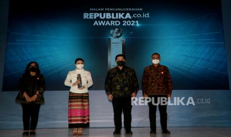 (dari Kiri) Dirut PT Republika Media Mandiri (RMM) Mira Djarot, Director of Government Affairs PT Huawei Tech Investment Yenty Joman, Menteri Badan Usaha Milik Negara (BUMN) Erick Thohir  dan Pemimpin Redaksi Republika Irfan Junaidi berfoto dalam acara malam penganugerahan Republika.co.id Award 2021 di Jakarta, Kamis (7/10). Kegiatan yang mengakat tema #BangkitBareng ini merupakan puncak peringatan HUT Republika.co.id ke 26 tahun.Prayogi/Republika   