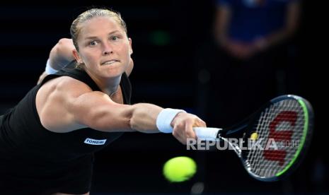 Shelby Rogers dari Amerika Serikat beraksi selama pertandingan tunggal putri Putaran ke-4 melawan Ashleigh Barty dari Australia pada turnamen tenis Grand Slam Australia Terbuka di Melbourne Park di Melbourne, Australia, 15 Februari 2021.