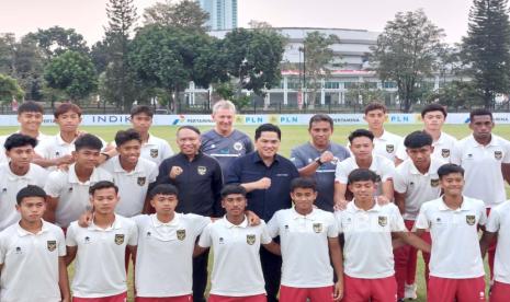 Ketua Umum PSSI Erick Thohir (tengah) berfoto dengan penggawa timnas Indonesia U-17 di Lapangan A Gelora Bung Karno, Jakarta, belum lama ini. 