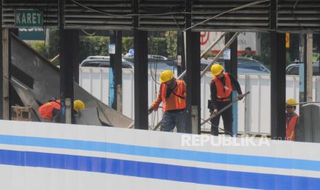 Sejumlah pekerja membongkar Halte Transjakarta Karet di Sudirman, Jakarta Pusat, Rabu (7/6/2023). Halte Karet beserta sembilan halte lainnya mulai dibongkar untuk direvitalisasi agar memberikan kenyamanan bagi penumpang. Sepuluh halte yang direvitalisasi adalah Halte Bundaran Senayan, Karet, Slipi Petamburan, Jembatan Baru, Cawang UKI, Pulomas, Pasar Rumput, Pancoran Barat, Grogol 1 dan Grogol 2.