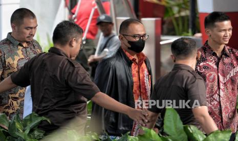 Eks Pejabat Ditjen Pajak Kementerian Keuangan, Rafael Alun Trisambodo tiba untuk menjalani pemeriksaan di Gedung Merah Putih KPK, Jakart, Senin (3/4/2023). KPK kembali melakukan pemeriksaan terhadap Rafael Alun Trisambodo (RAT) setelah ditetapkan sebagai tersangka dalam kasus dugaan tindak pidana korupsi penerimaan gratifikasi di Ditjen Pajak Kemenkeu tahun 2011 hingga 2023.